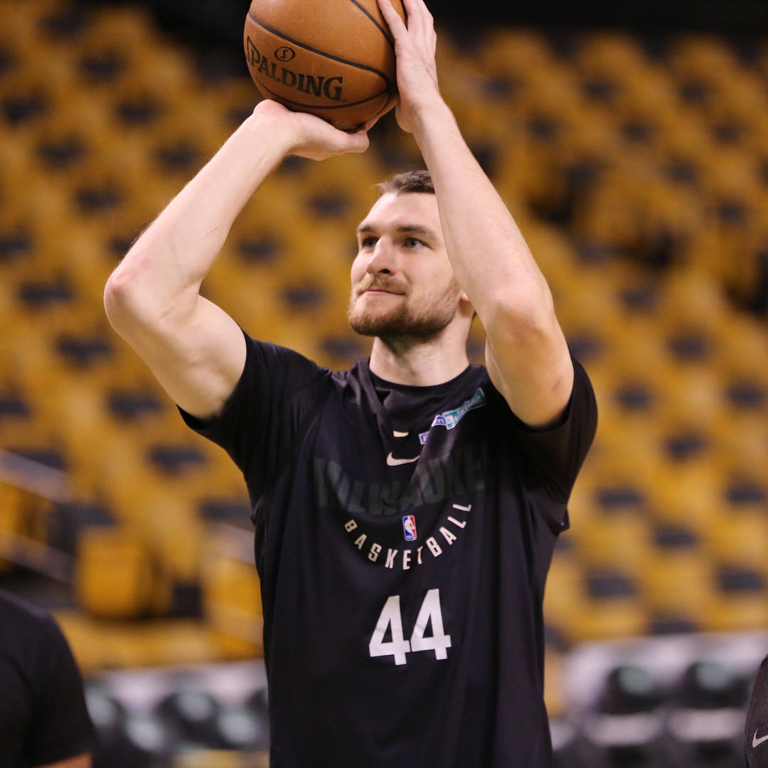 密尔沃基雄鹿发布备战花絮，窗口期内部沟通，社区盾任务艰巨，团队化学反应显著